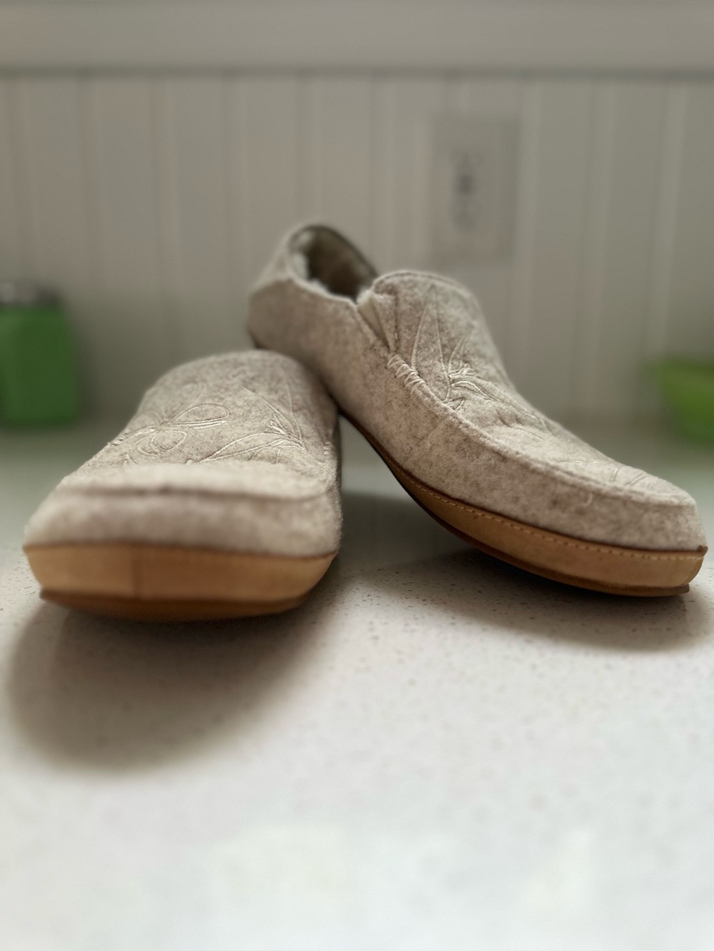 OluKai Nohea Kilohana Slipper Wool Shearling Embroidered Bone Gray Women's 9